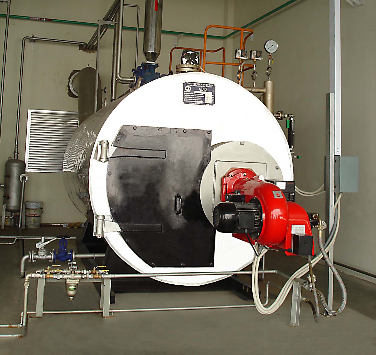 Oil-gas fired wet back boiler (asymetrical type)